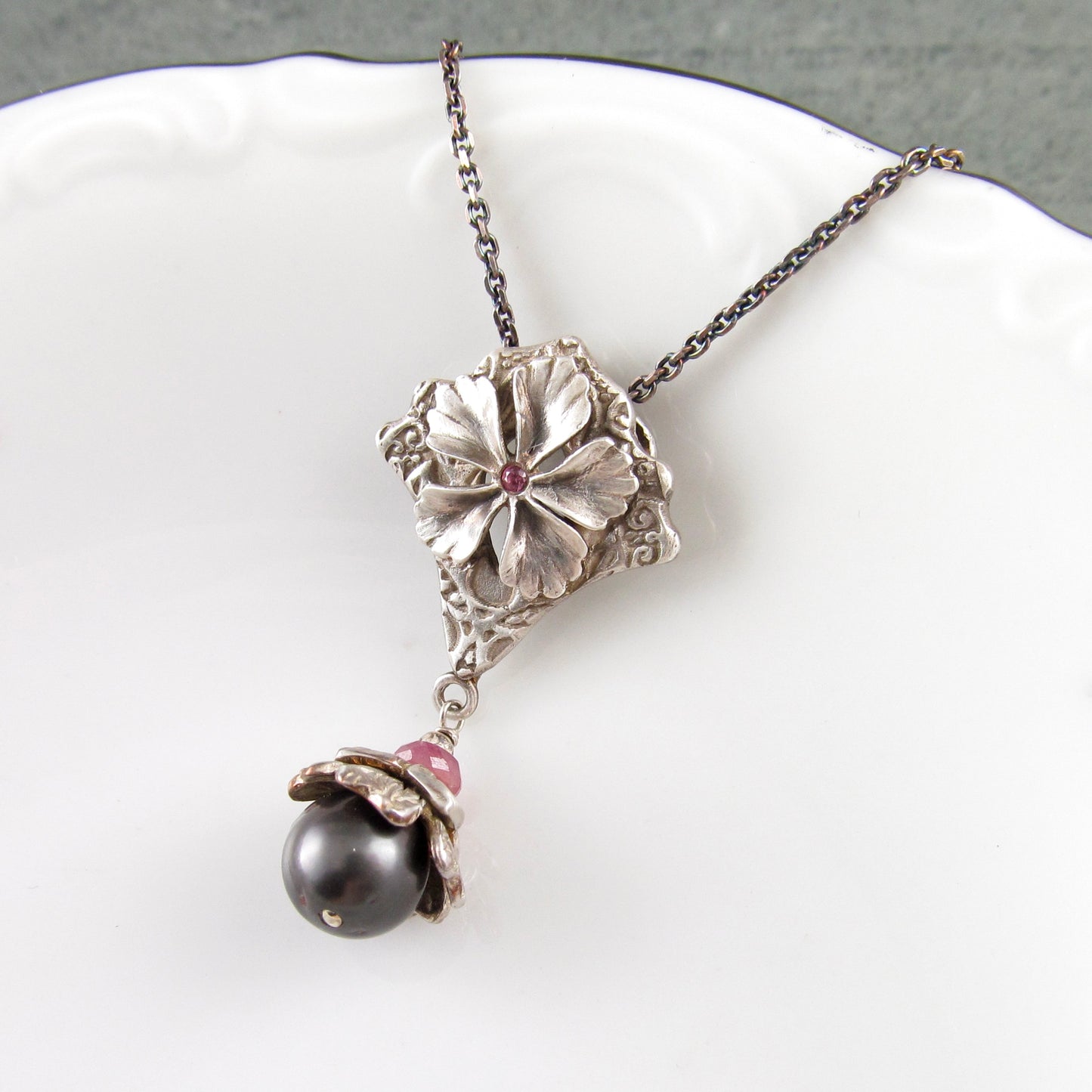 Flower pendant with pink sapphire and black Tahitian pearl